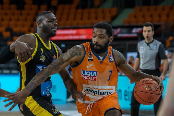 在赛场上屡 在赛场上屡