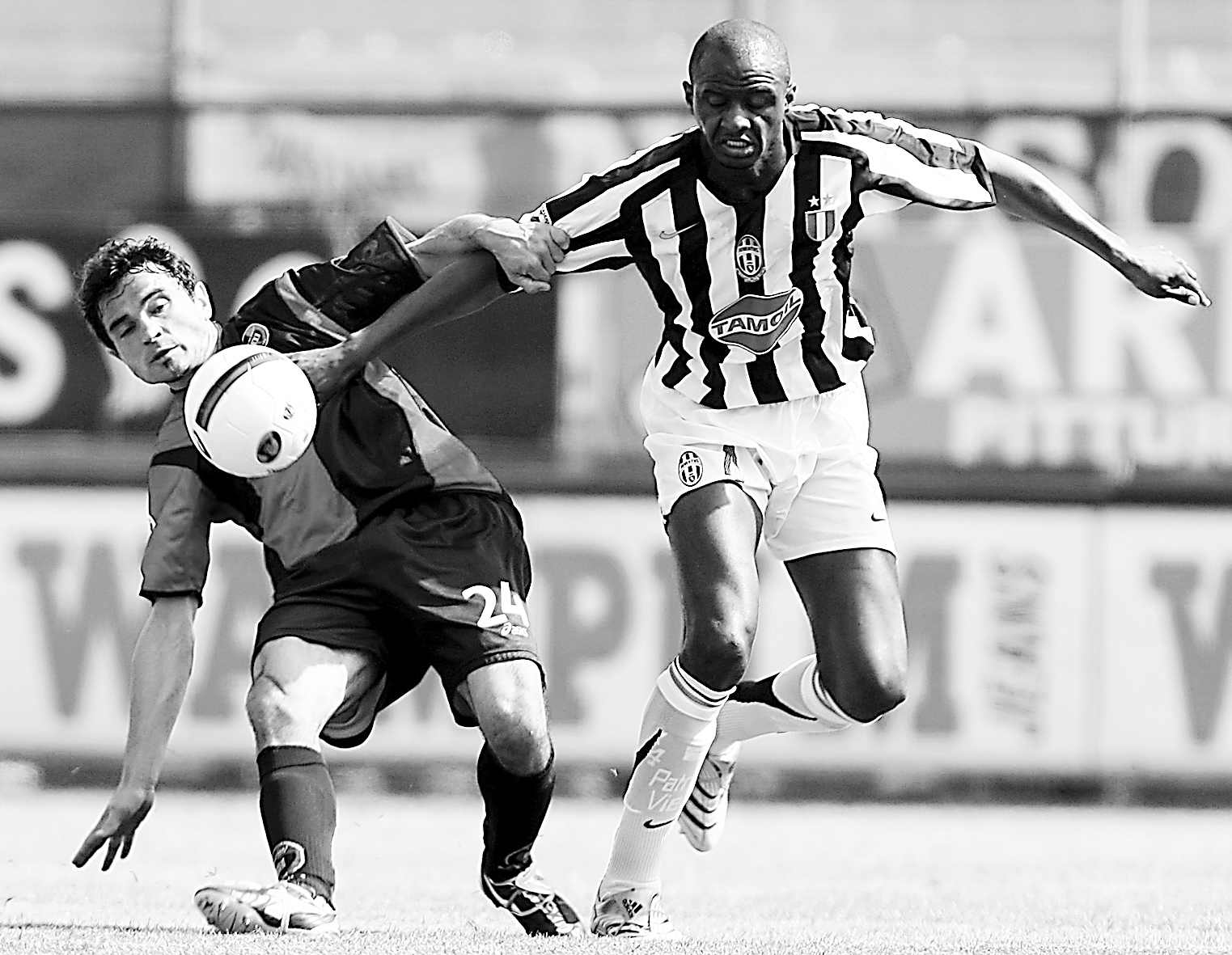 更反映出足 更反映出足